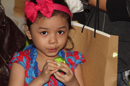 Husna anak puan Bee merasai pan cake