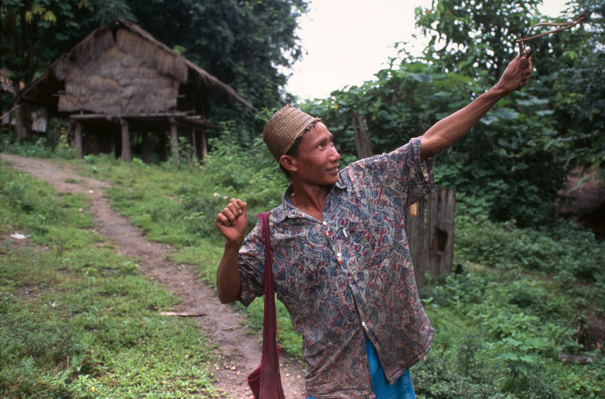 Homme et son lance pierre_bis, Thaîlande, Kodachrome