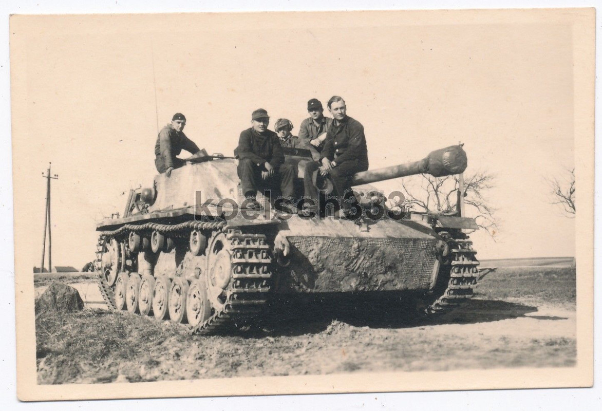 Foto Panzermänner auf Sturmgeschütz Panzer mit Langrohr Kanone !