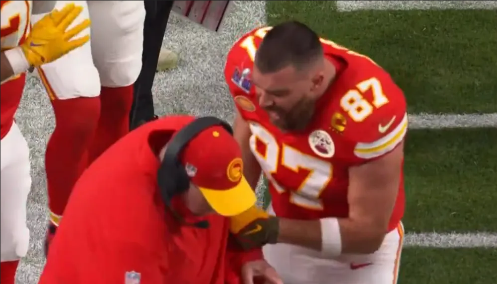 Video: Travis Kelce pierde la cabeza y agrede a coach de los Chiefs