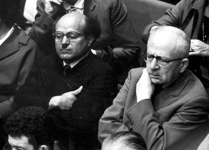 El ministro de Justicia P. Rosen y el anterior presidente de la Knesset, Israel Yeshayahu, en el juicio de Eichmann