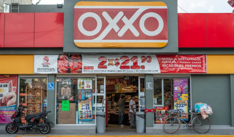 Comprador de Oxxo reporta “chela” de la marca Victoria con hongos