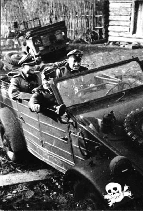 Totenkopf. Theodor Eicke y Hermann Prieß, detrás, montados en un Kübelwagen. Rusia, 1941 Totenkopf. Theodor Eicke y Hermann Prieß, detrás, montados en un Kübelwagen. Rusia, 1941