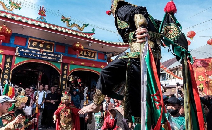 Momen Menteri Pariwisata dan Ekonomi Kreatif Sandiaga Uno mengunjungi sejumlah destinasi wisata budaya di Kota Singkawang, Kalimantan Barat, Kamis (9/2/2023).