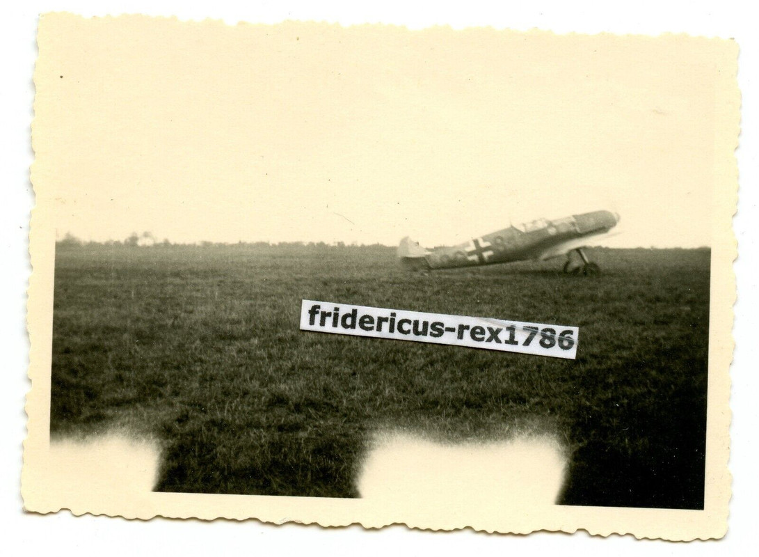 H72 Foto LW Jäger Messerschmitt Bf 109 9.- JG 2 Staffelwappen 1940 Nr. 8