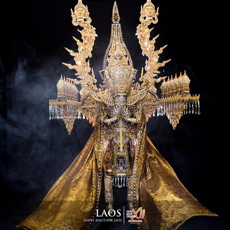 Kostum delegasi negara Laos di Solo Batik Carnival 2019.