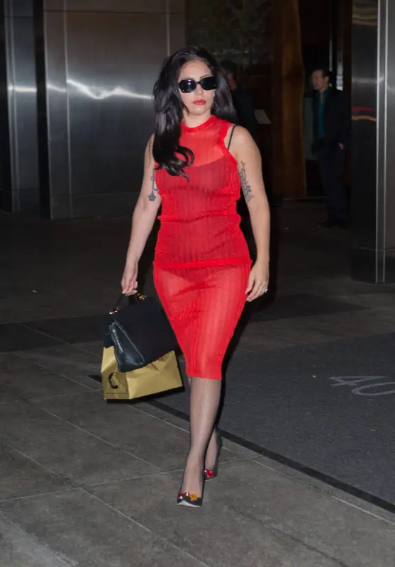 Leaving-Nobu-Restaurant-In-NYC-May-11-3.