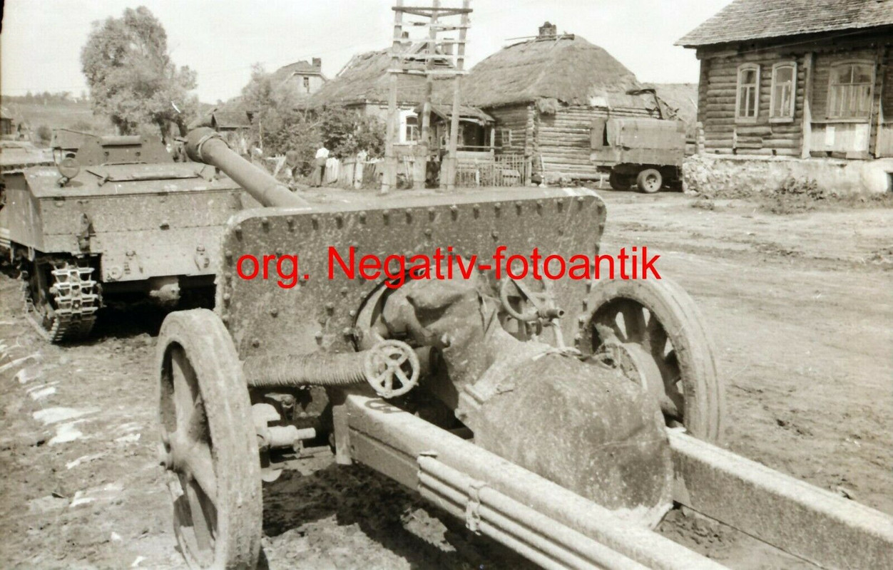 Foto 2 WK org. Negativ Ostfront Beute Panzer mit Panzerjäger Geschütz Kolchose