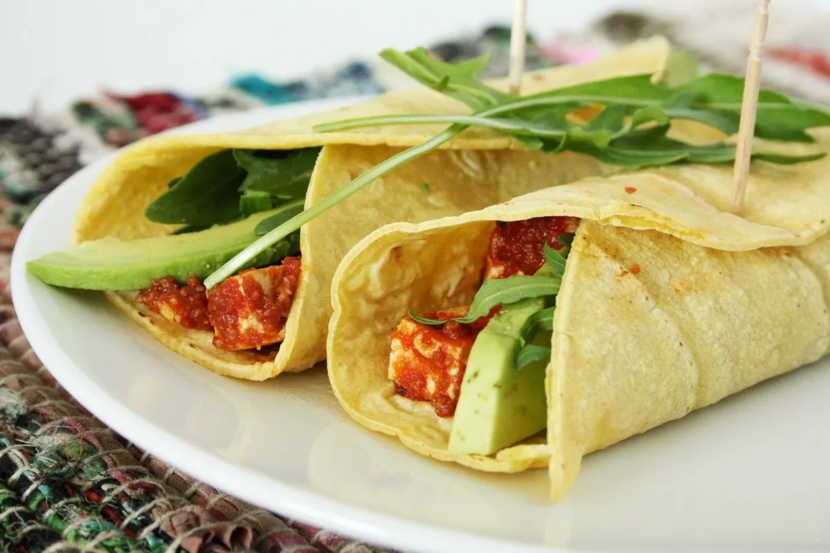 ¿Qué preparar para una cena ligera? Haz esta receta de tofu con guacamole