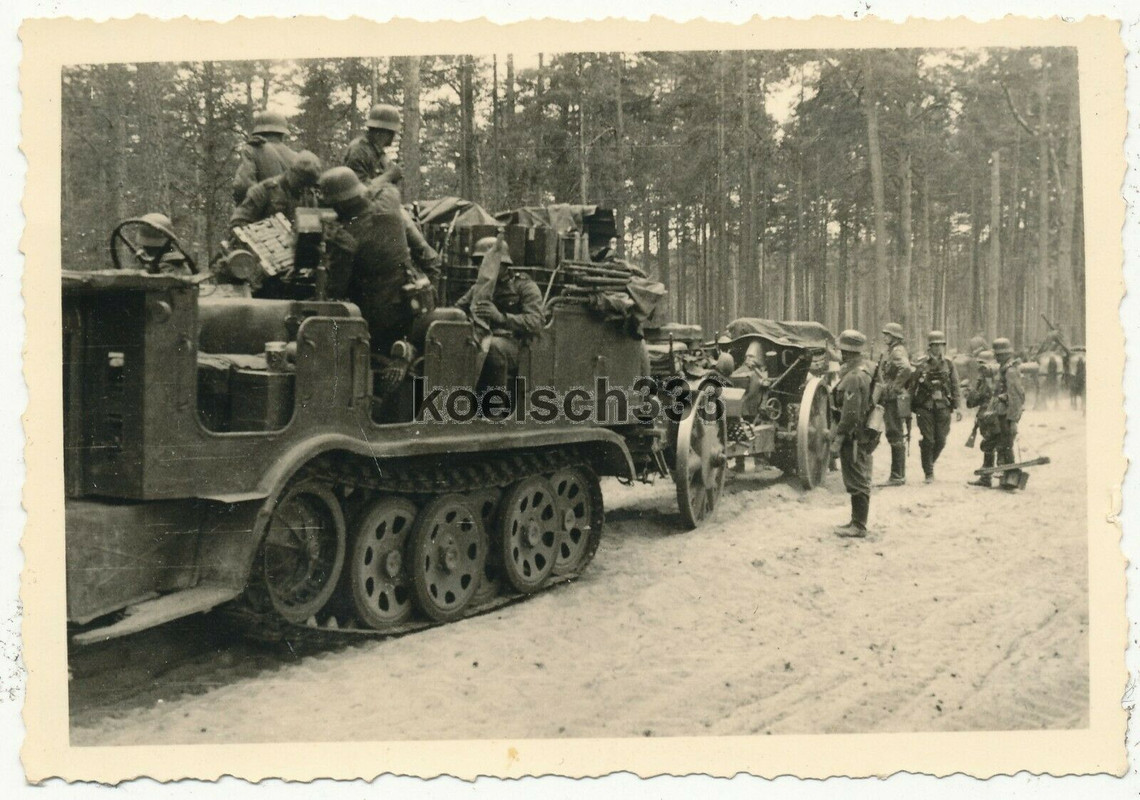 Foto Panzer Halbkette Zugmaschine schleppt Artillerie Geschütze in Litauen 1941