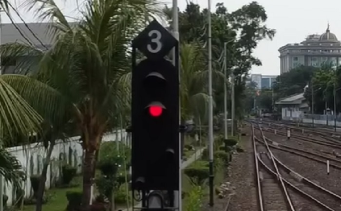 Fungsi sistem persinyalan kereta api sangat penting, yakni mengatur lalu lintas perjalanan melalui petunjuk berupa warna, cahata atau informasi lainnya dengan arti tertentu.