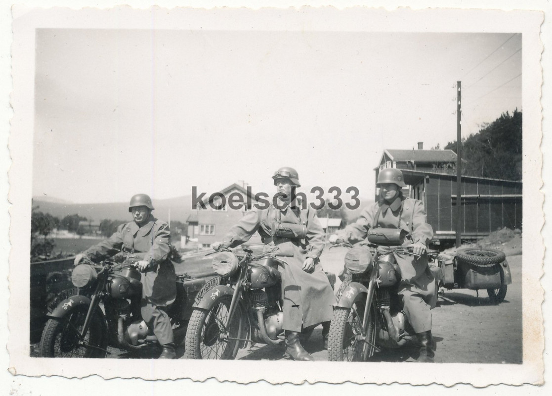 Foto Kradschützen der Wehrmacht auf Triumph Motorrädern in Norwegen