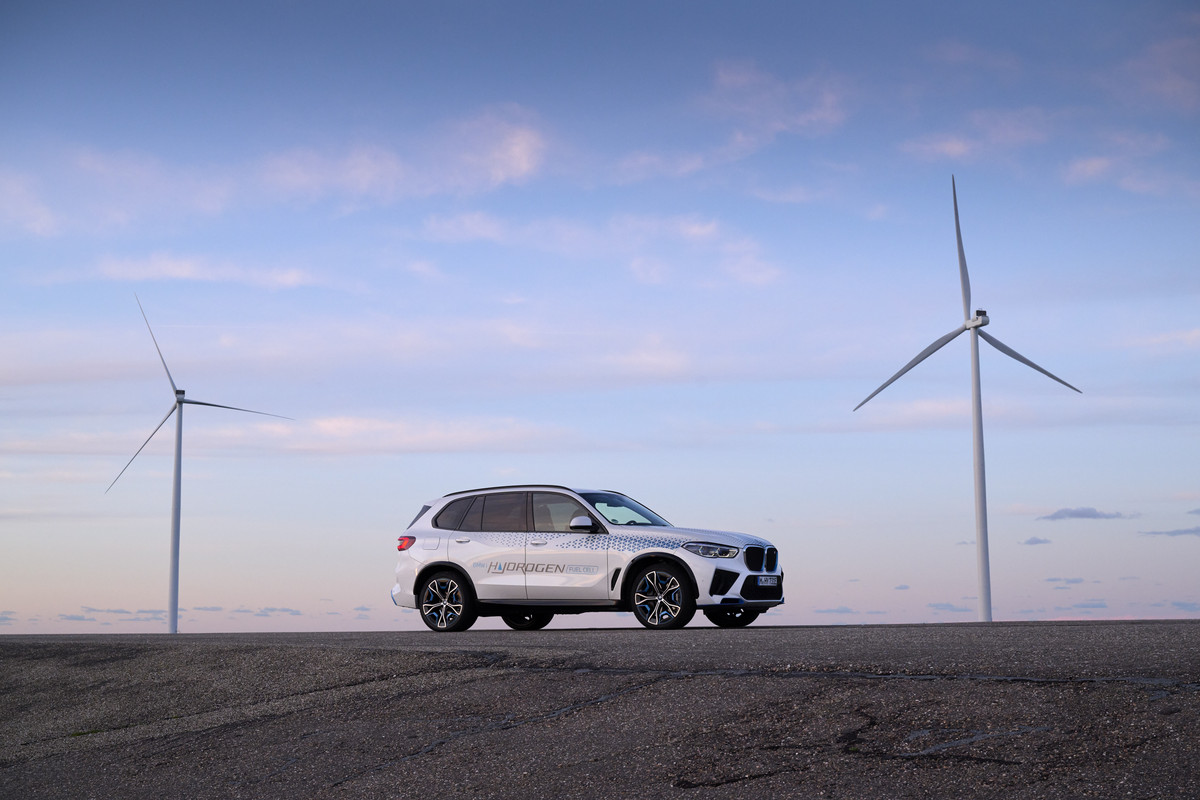 P90494409_highRes_bmw-ix5-hydrogen-on-
