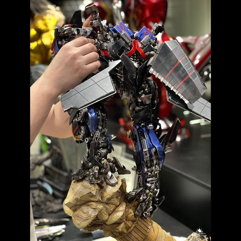 Queen-Studios-ROTF-Jetwing-Optimus-Prime-Diorama-05