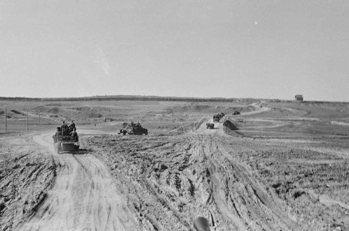 Une colonne de semi-chenillés Sd.kfz.10-5 FlaK 38 du Leichte Flak Abteilung 71 (11.Panzer-Division).