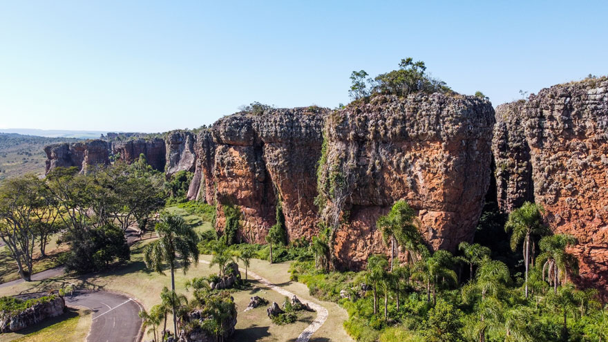 Pesquisadores trabalhando no monitoramento da fauna no Parque Vila Velha