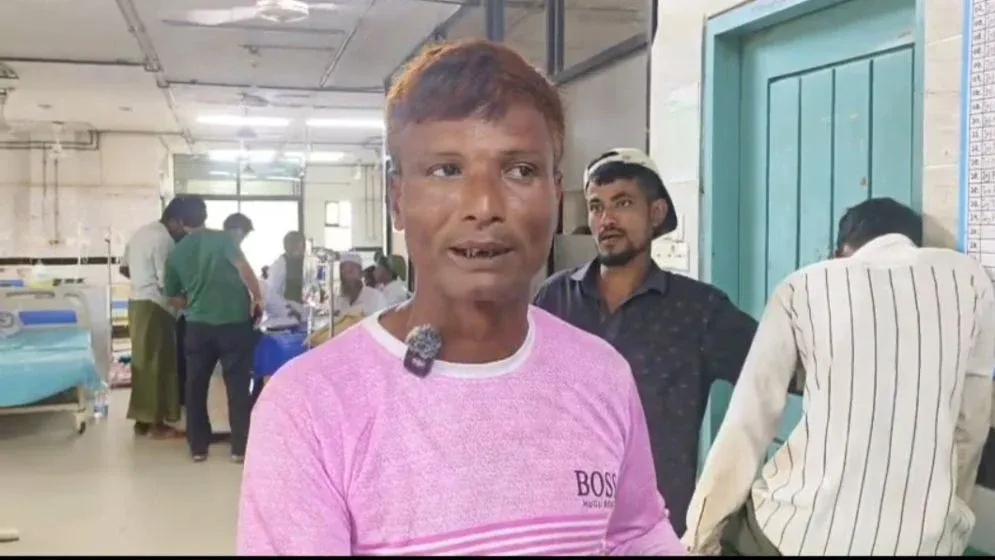 বাড়ি থেকে টাকা এনে আহত দুজনকে চিকিৎসা করান অটোচালক