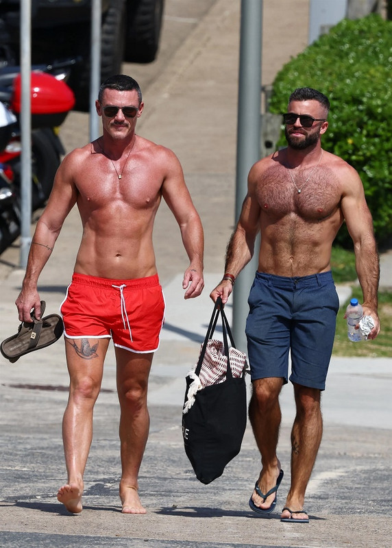 Alan Ritchson Luke-evans-beach-body-4