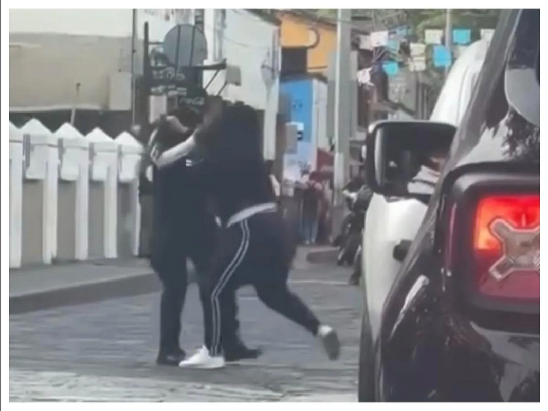 Caos en Tepoztlán: Captan violenta pelea entre turista y policía
