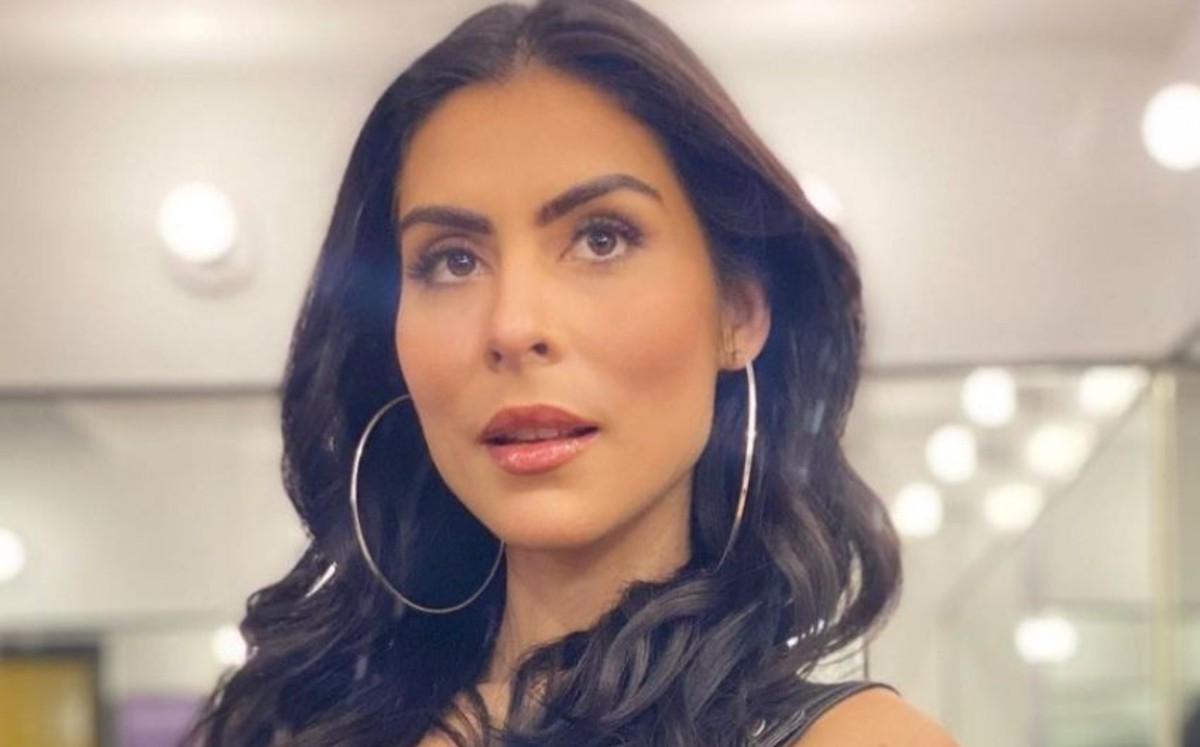 María León causa furor con ajustado look y medias de red