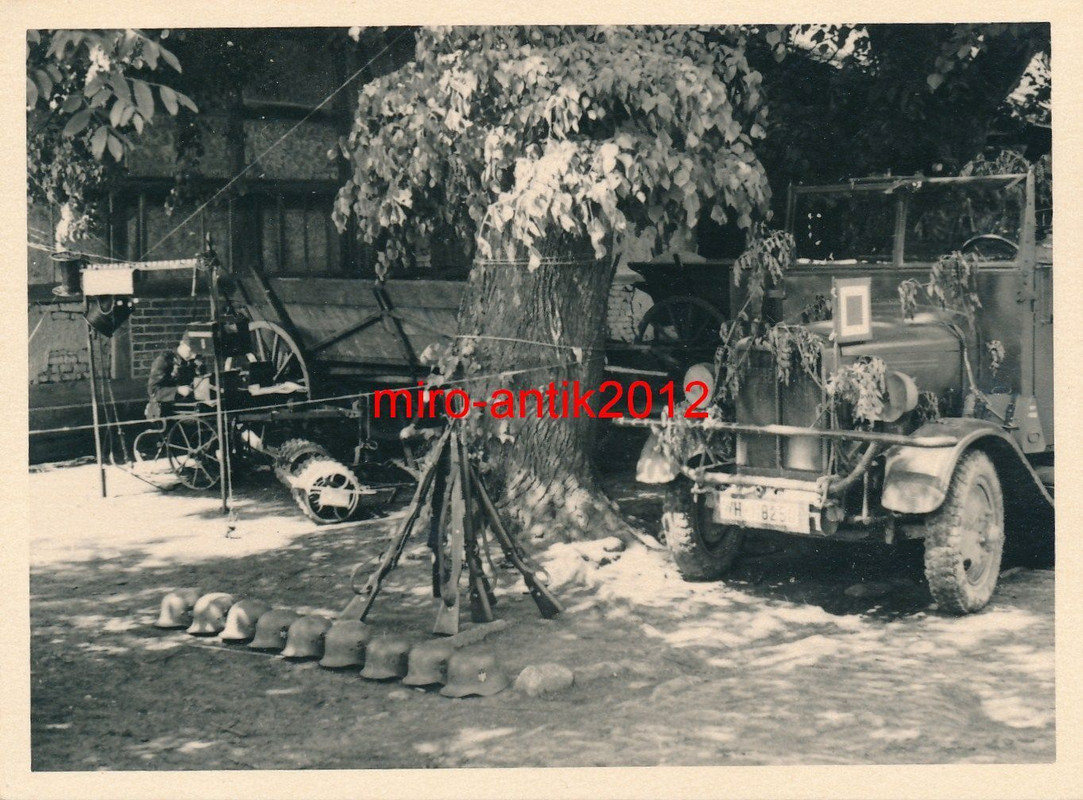 Wehrmacht, Hofszene beim Militär unterwegs