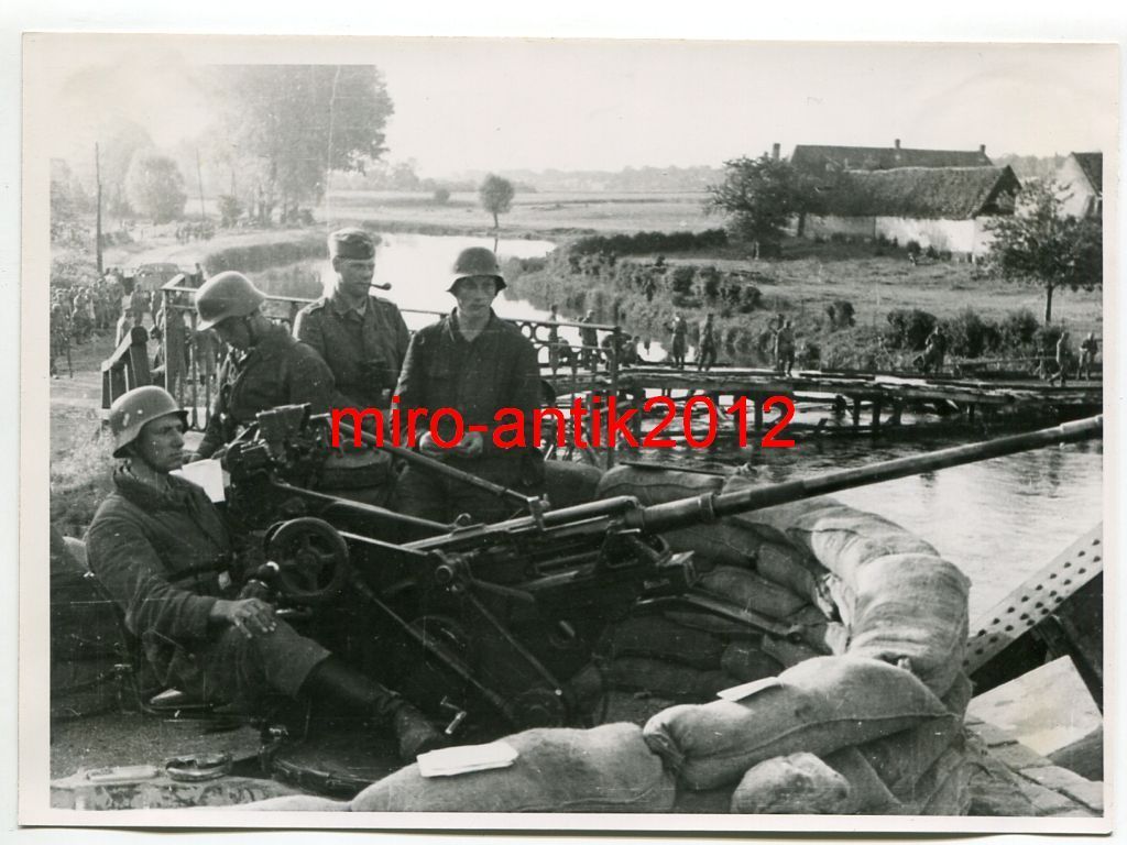 2-cm Flak sichert Flussübergang bei Abbeville, Frankreich