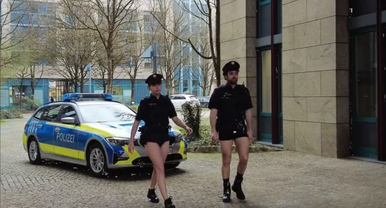 Dos policías alemanes captados sin pantalones en protesta de falta de uniformes