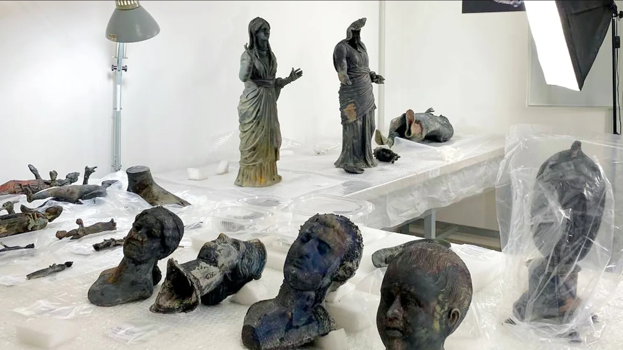 Estatuas de bronce de más de 2 mil años son descubiertas en Italia 