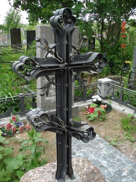 Металлический крест на кладбище