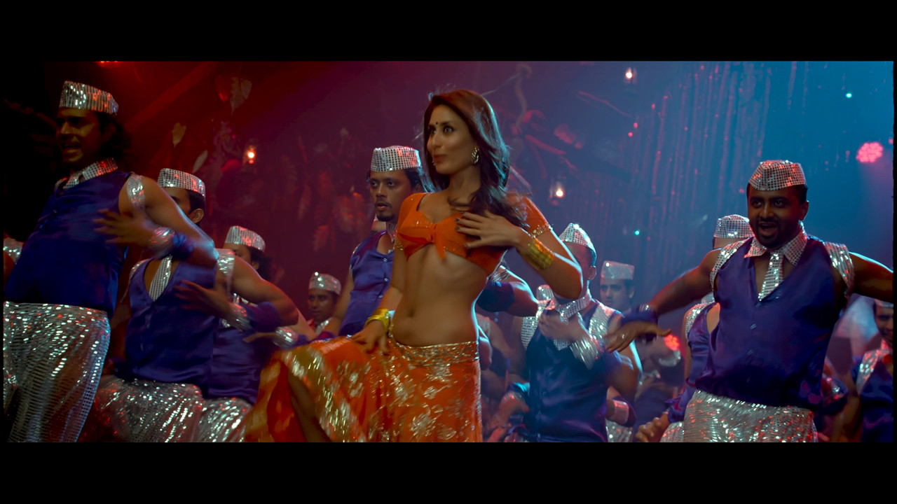 [Image: Kareena-Kapoor-Hot-Halkat-Jawani-From-He...-43-10.jpg]