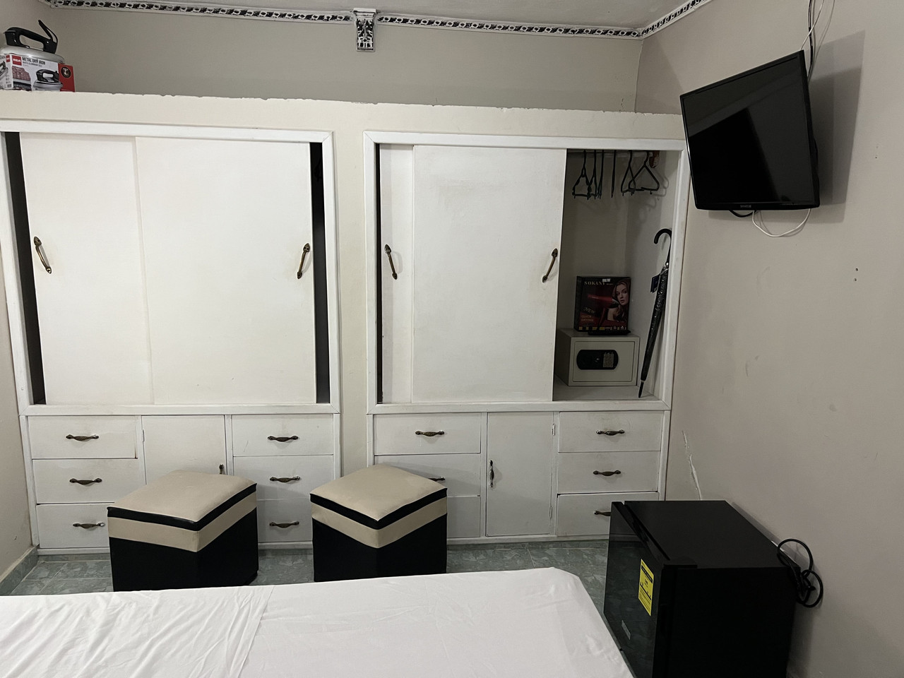 Detalle de la habitación con cama confortable y decoración en Terrazas de Bayona