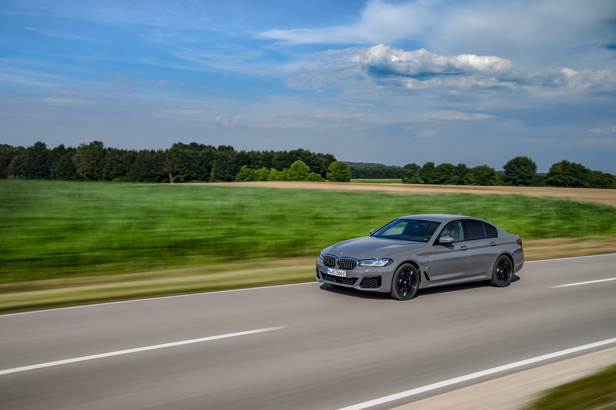 P90395458_highRes_the-new-bmw-545e-xdr