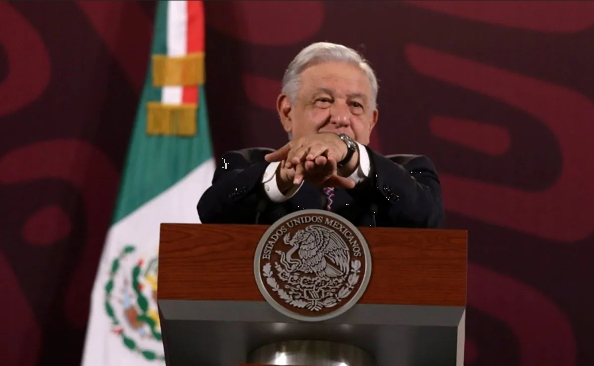 AMLO pide al INE investigar “campaña difamatoria” contra Sheinbaum