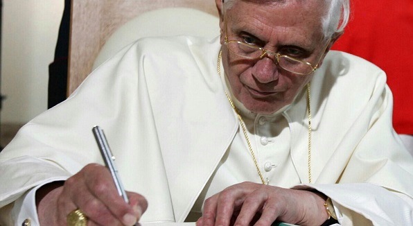 Il capo dei vescovi tedeschi dà la caccia a Benedetto XVI: “Chieda scusa” dans Articoli di Giornali e News Papa-emerito-Benedetto-XVI