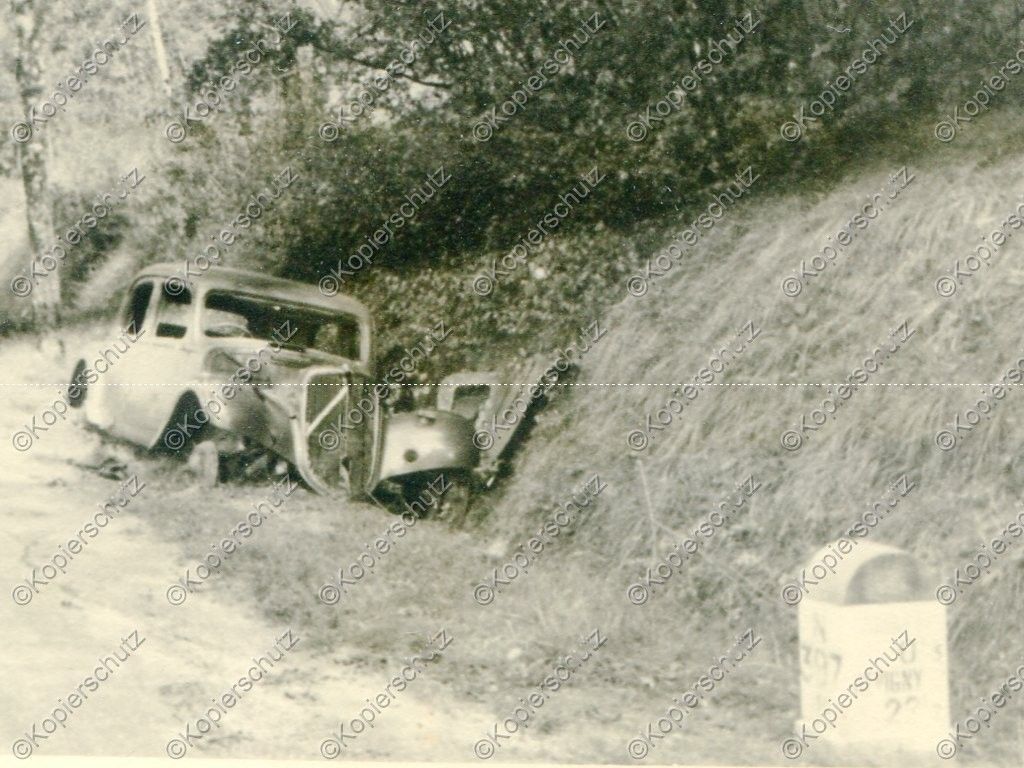 Foto, Wehrmacht, zerstörter PKW Citroen bei Revi