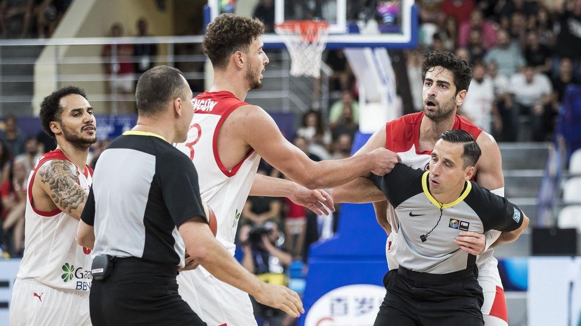 Basquetbolista de Turquía 'es agredido' por jugadores y policías