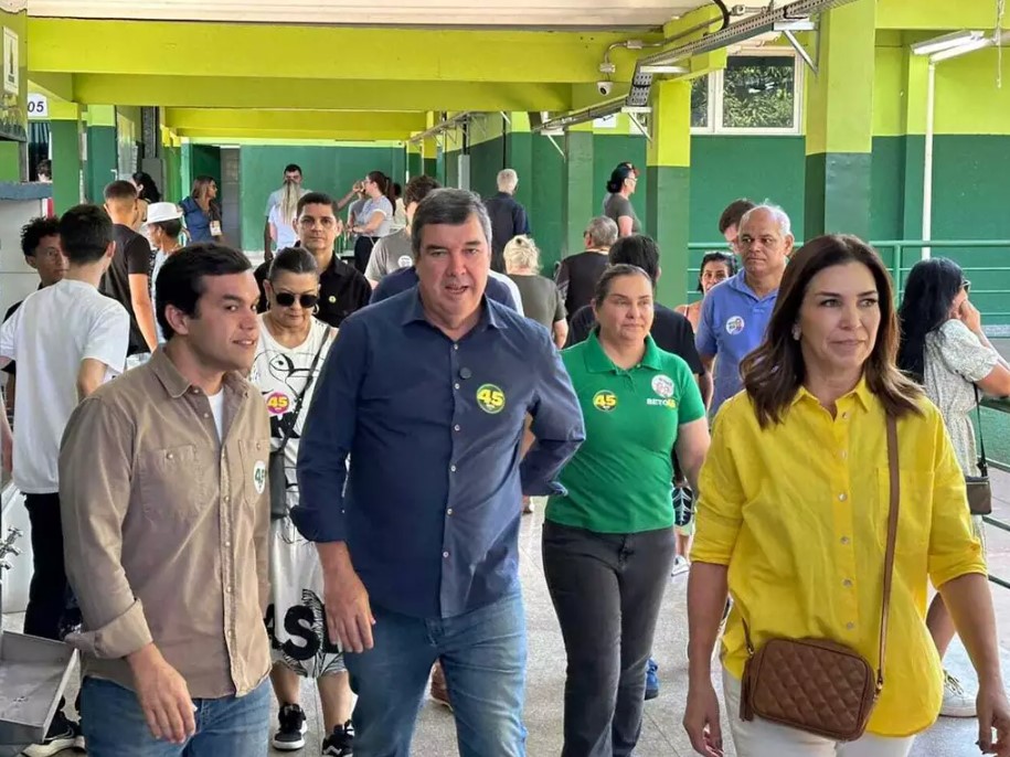 Riedel com Beto Pereira, a candidata a vice, de verde, e Mônica, esta manhã