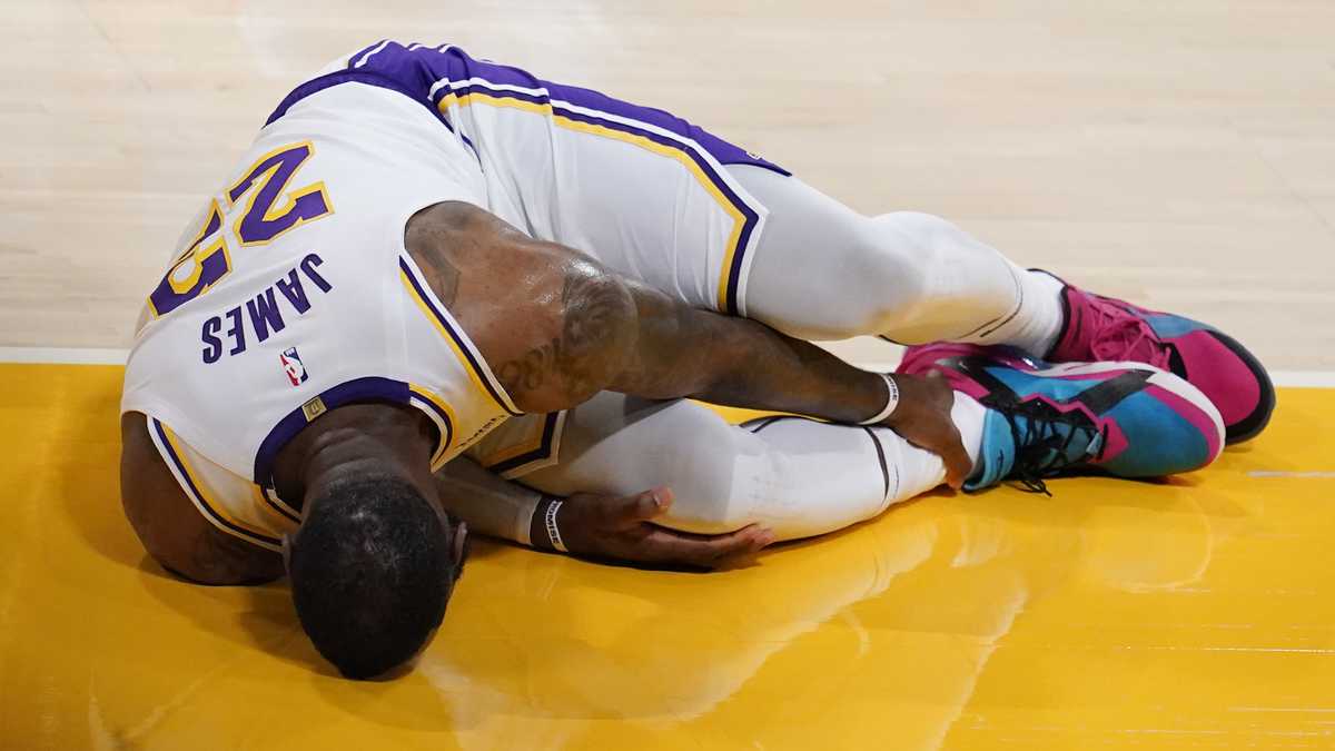 LeBron James se accidenta en pleno partido, 