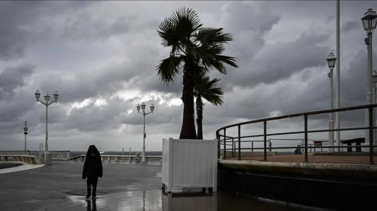 Francia pide a gente no salir de casa por 'bomba meteorológica' que va a Europa