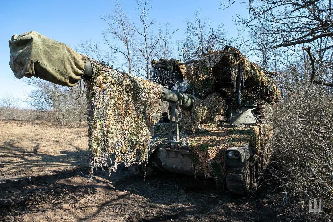 M109 Palladin  en Ukraine Obusier-M109-en-service-dans-la-38e-brigade-de-marines-ukrainienne-avec-un-cran-de-toit-et-des-rond