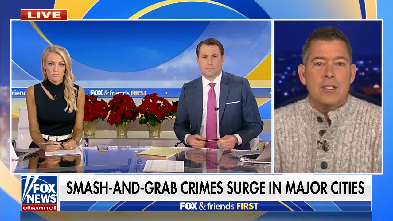 12.08 - 09.00.00 - Fox and Friends First. A precursor to Fox News's m....ts_snapshot_01.44.19.382