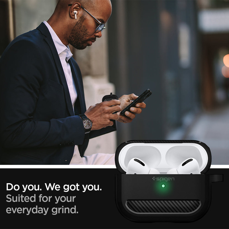 Forro Spigen Rugged Armor para AirPods Pro mostrando su textura y detalles de fibra de carbono.