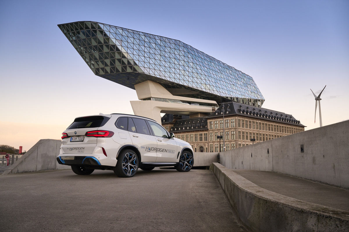 P90494419_highRes_bmw-ix5-hydrogen-on-