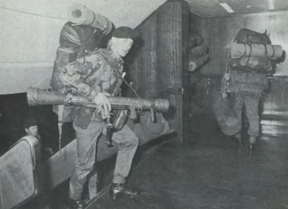 Britanicos_Portando 84 mm L14A1 Carl Gustav M2 en el SS Canberra