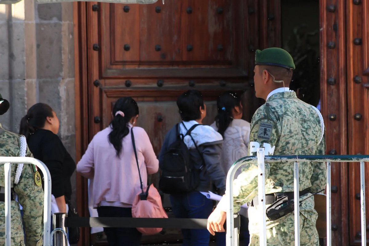 Abogado de padres de normalistas compara versión de la 4T con “verdad histórica”