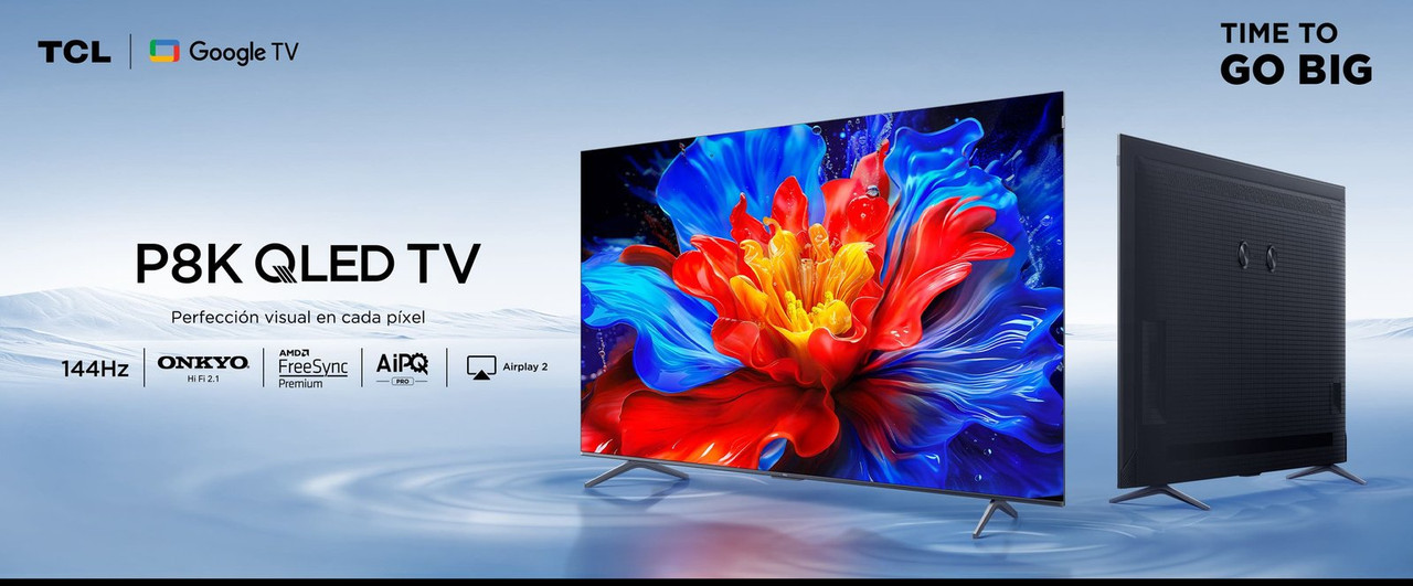 Televisor gigante de 98 pulgadas TCL P8K en una sala de estar moderna.