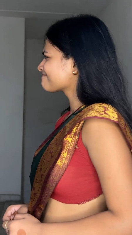 Hot Sexy beautiful tamil girl low hip saree and navel show.mkv_snapshot_00.40.553