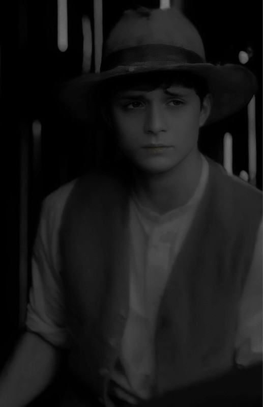 Blaise Dalyoha dans la pénombre luxuriante des Jardins Botanique. Blaise Dalyoha dans la pénombre luxuriante des Jardins Botanique.