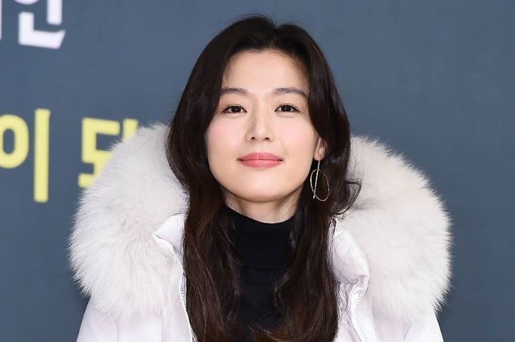 Jun Ji Hyun adalah seorang aktris Korea Selatan terkenal yang terkenal karena perannya sebagai 'The Girl' dalam film komedi romantis blockbuster Korea 'My Sassy Girl'