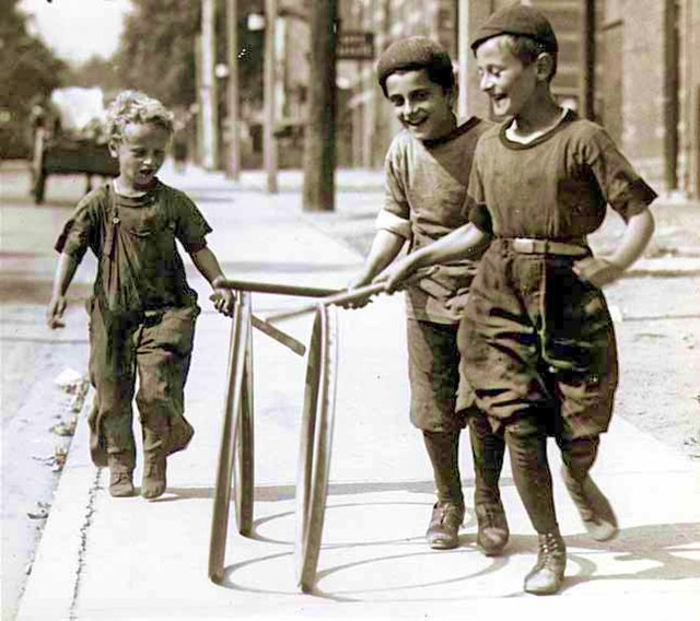640px-Boys-with-hoops-on-Chesnut-Street.jpg